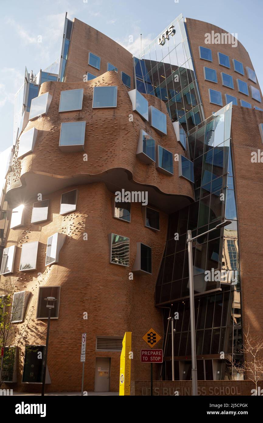 26.09.2019, Sydney, New South Wales, Australia - Dr Chau Chak Wing building, which houses the Business School of the University of Technology UTS, designed by Frank Gehry. - RESTRICTED TO EDITORIAL USE - MANDATORY MENTION OF THE ARTIST UPON PUBLICATION. RESTRICTED TO EDITORIAL USE - MANDATORY MENTION OF THE ARTIST UPON PUBLICATION [automated translation] Stock Photo