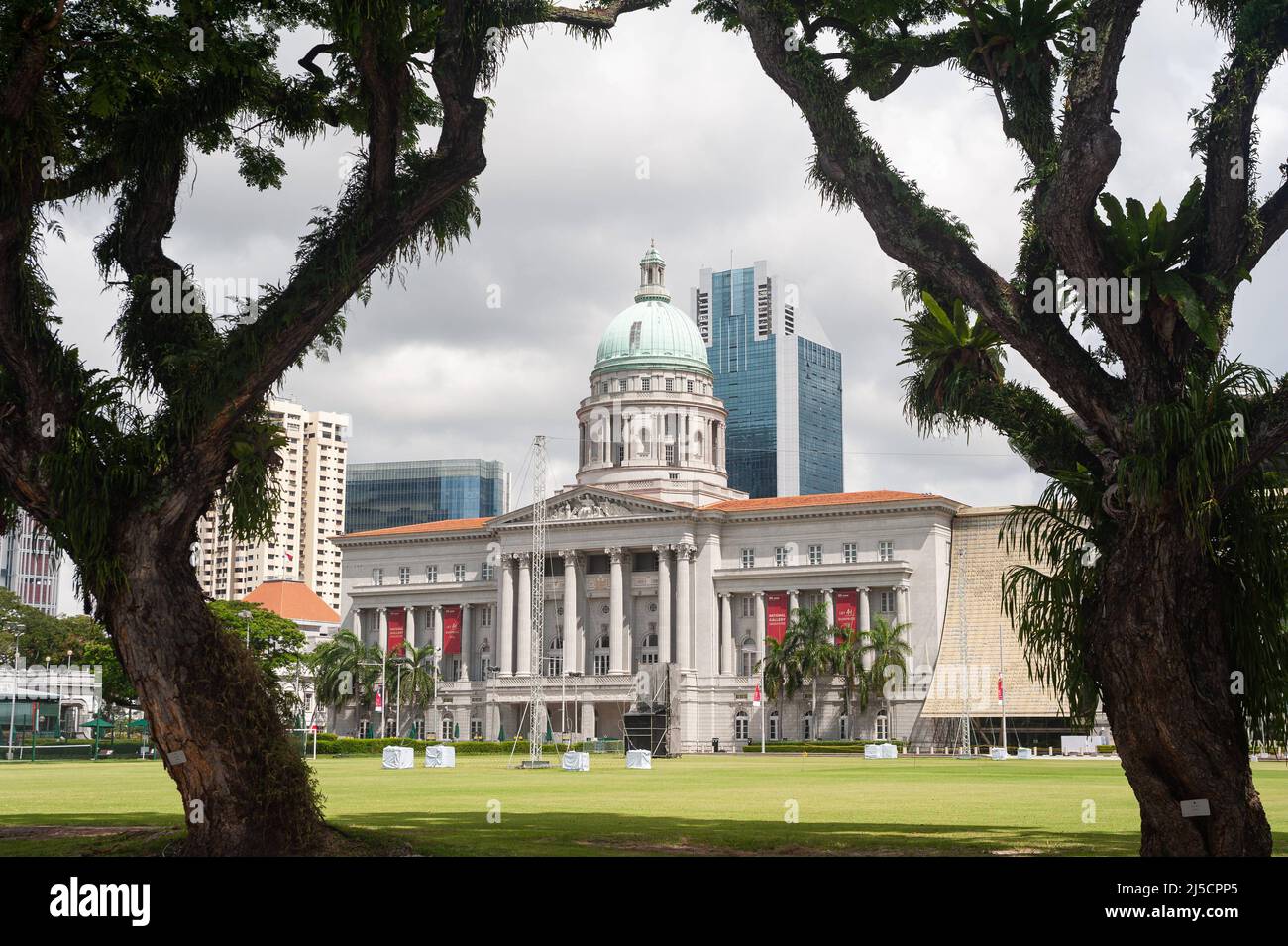 25.07.2020, Singapore, Republic of Singapore, Asia - View over the Padang playing field to the National Gallery Singapore, the former Supreme Court building and the City Hall. [automated translation] Stock Photo