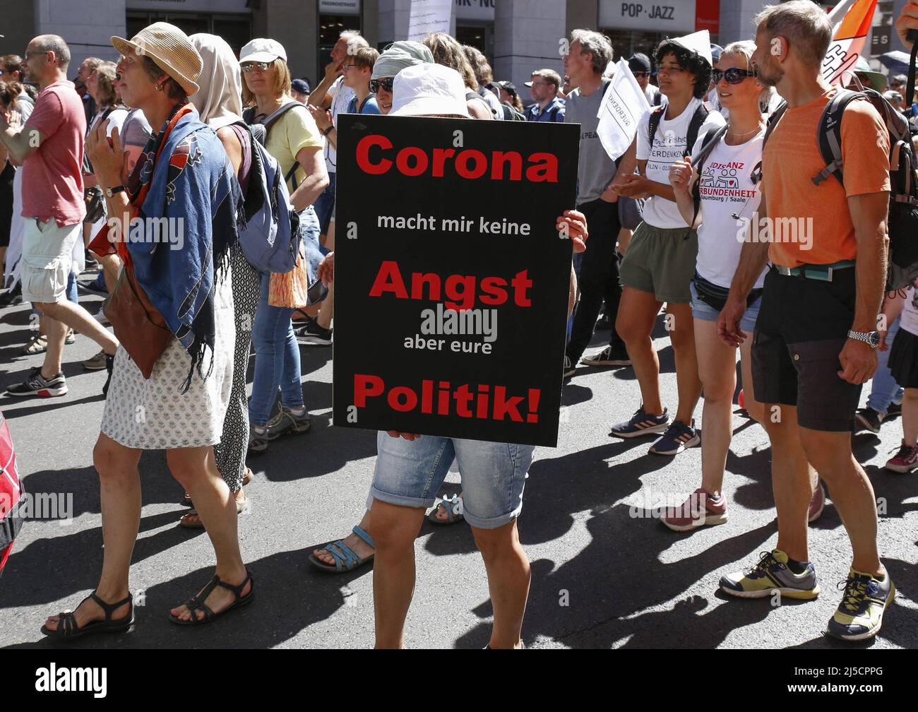 'Berlin, DEU, 01.08.20220 - In Berlin, thousands of Corona deniers demonstrate against the restrictions in the pandemic. Distance rules were ignored. Masks are worn by hardly anyone. Organizer of the demo is the conspiracy movement ''Querdenken 711''.Berlin, DEU, 01.08.20220 - In Berlin, thousands of Corona deniers demonstrate against the restrictions in the pandemic. Distance rules were ignored. Masks are worn by hardly anyone. Organizer of the demo is the conspiracy movement ''Querdenken 711''. [automated translation]' Stock Photo