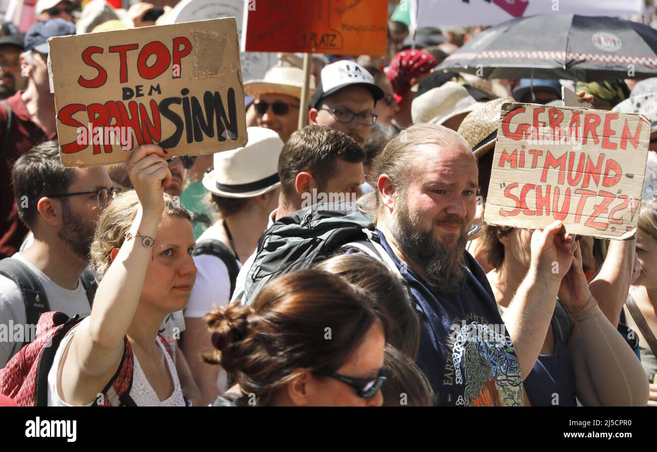 'Berlin, DEU, 01.08.20220 - In Berlin, thousands of Corona deniers demonstrate against the restrictions in the pandemic. Distance rules were ignored. Masks are worn by hardly anyone. Organizer of the demo is the conspiracy movement ''Querdenken 711''.Berlin, DEU, 01.08.20220 - In Berlin, thousands of Corona deniers demonstrate against the restrictions in the pandemic. Distance rules were ignored. Masks are worn by hardly anyone. Organizer of the demo is the conspiracy movement ''Querdenken 711''. [automated translation]' Stock Photo