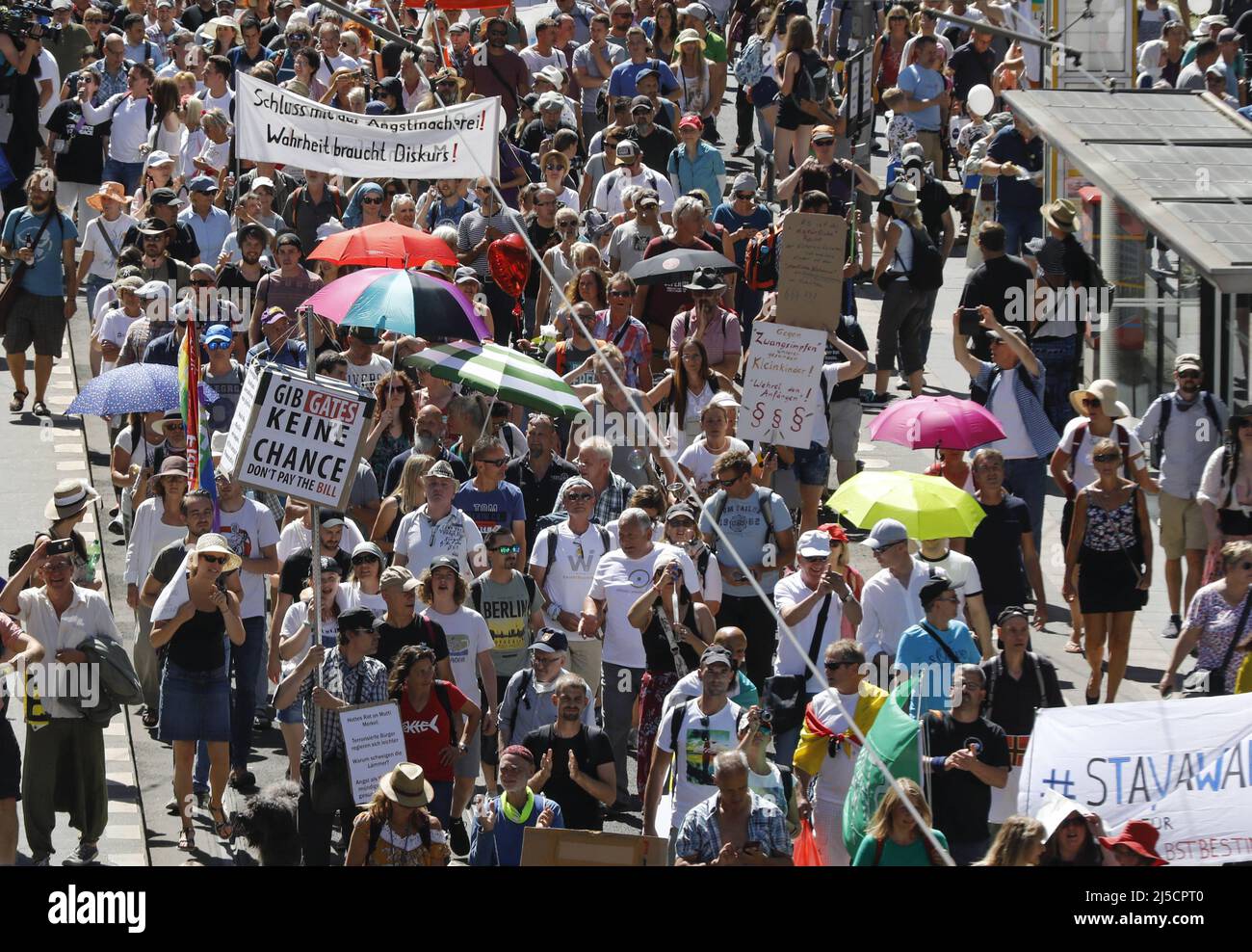 'Berlin, DEU, 01.08.20220 - In Berlin, thousands of Corona deniers demonstrate against the restrictions in the pandemic. Distance rules were ignored. Masks are worn by hardly anyone. Organizer of the demo is the conspiracy movement ''Querdenken 711''.Berlin, DEU, 01.08.20220 - In Berlin, thousands of Corona deniers demonstrate against the restrictions in the pandemic. Distance rules were ignored. Masks are worn by hardly anyone. Organizer of the demo is the conspiracy movement ''Querdenken 711''. [automated translation]' Stock Photo