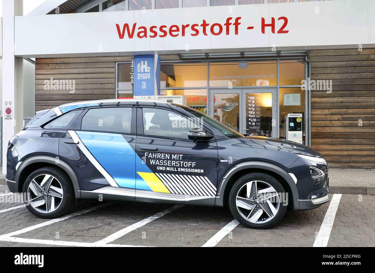 Berlin, DEU, 18.08.2020 - Refueling of a Hyundai NEXO fuel cell vehicle  with H2 at a hydrogen filling station. The companies Air Liquide, Daimler,  Linde, OMV, Shell and TOTAL have joined forces