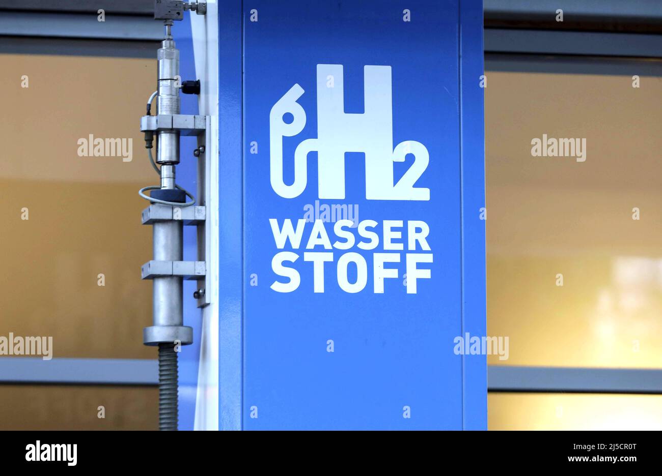 Berlin, DEU, 18.08.2020 - Total AG hydrogen filling station. The companies Air Liquide, Daimler, Linde, OMV, Shell and TOTAL have joined forces in H2 MOBILITY. The goal is to build 100 hydrogen filling stations. [automated translation] Stock Photo