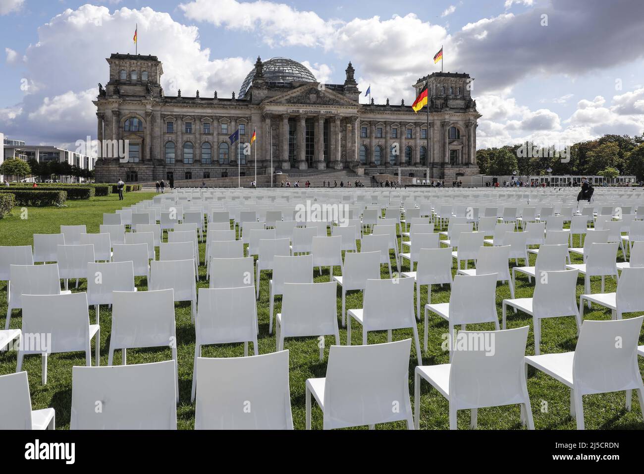'Berlin, DEU, 07.09.2020 - 13 000 chairs are placed in front of the Reichstag. The chairs symbolize the people currently living in the refugee camp Moria. The nationwide anti-racist day of action ''We'll Come United'' is supported by Seebruecke, Sea-Watch, #LeaveNoOneBehind and Campact. [automated translation]' Stock Photo