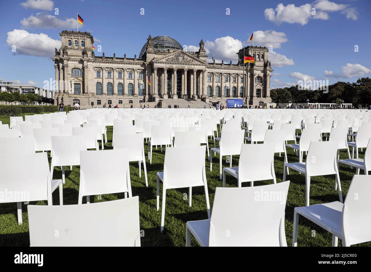 'Berlin, DEU, 07.09.2020 - 13 000 chairs are standing in front of the Reichstag. The chairs symbolize the people currently living in the refugee camp Moria. The nationwide anti-racist day of action ''We'll Come United'' is supported by Seebruecke, Sea-Watch, #LeaveNoOneBehind and Campact. [automated translation]' Stock Photo