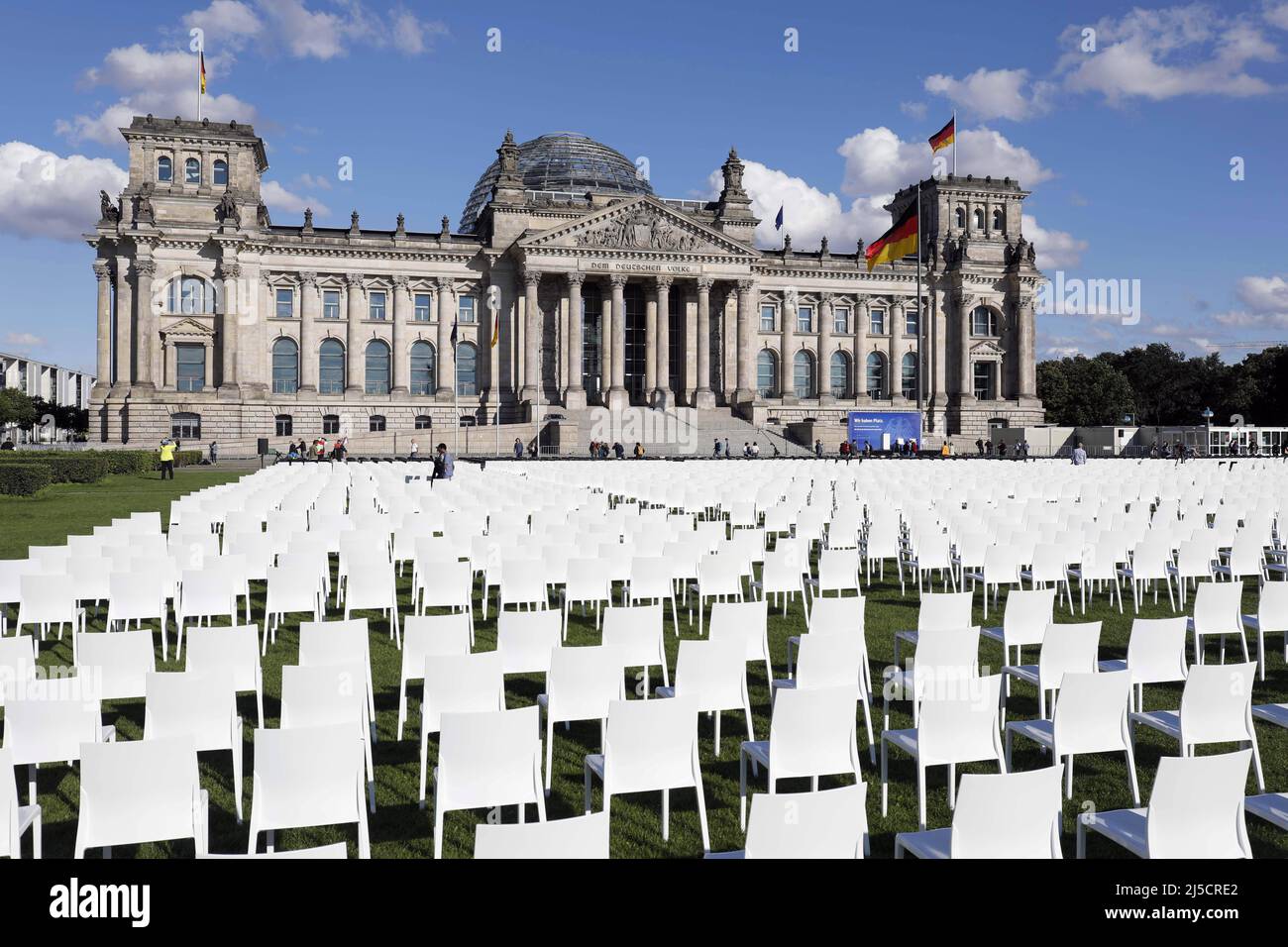 'Berlin, DEU, 07.09.2020 - 13 000 chairs are standing in front of the Reichstag. The chairs symbolize the people currently living in the refugee camp Moria. The nationwide anti-racist day of action ''We'll Come United'' is supported by Seebruecke, Sea-Watch, #LeaveNoOneBehind and Campact. [automated translation]' Stock Photo