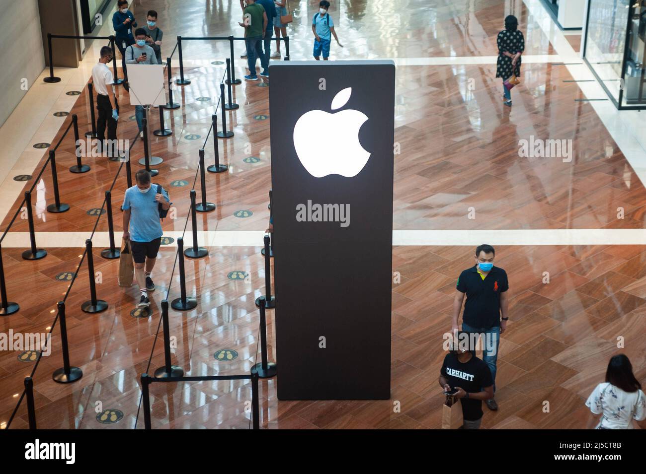 Oct. 16, 2020, Singapore, Republic of Singapore, Asia - People outside Apple's new flagship store at The Shoppes shopping center in Marina Bay Sands, the third Apple store in the Southeast Asian city-state. [automated translation] Stock Photo