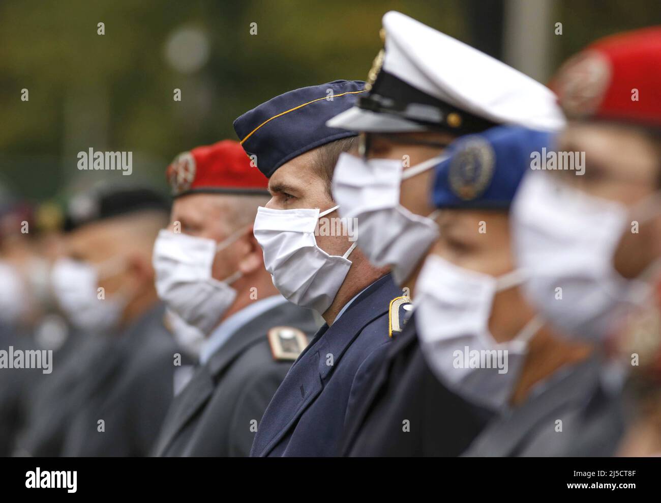 Berlin, DEU, 10/15/2020 - Soldiers of the German Armed Forces wear mouth and nose protection during the deployment roll call of the 16th Bundeswehr National Command at the Julius Leber Barracks in Berlin, Germany. [automated translation] Stock Photo