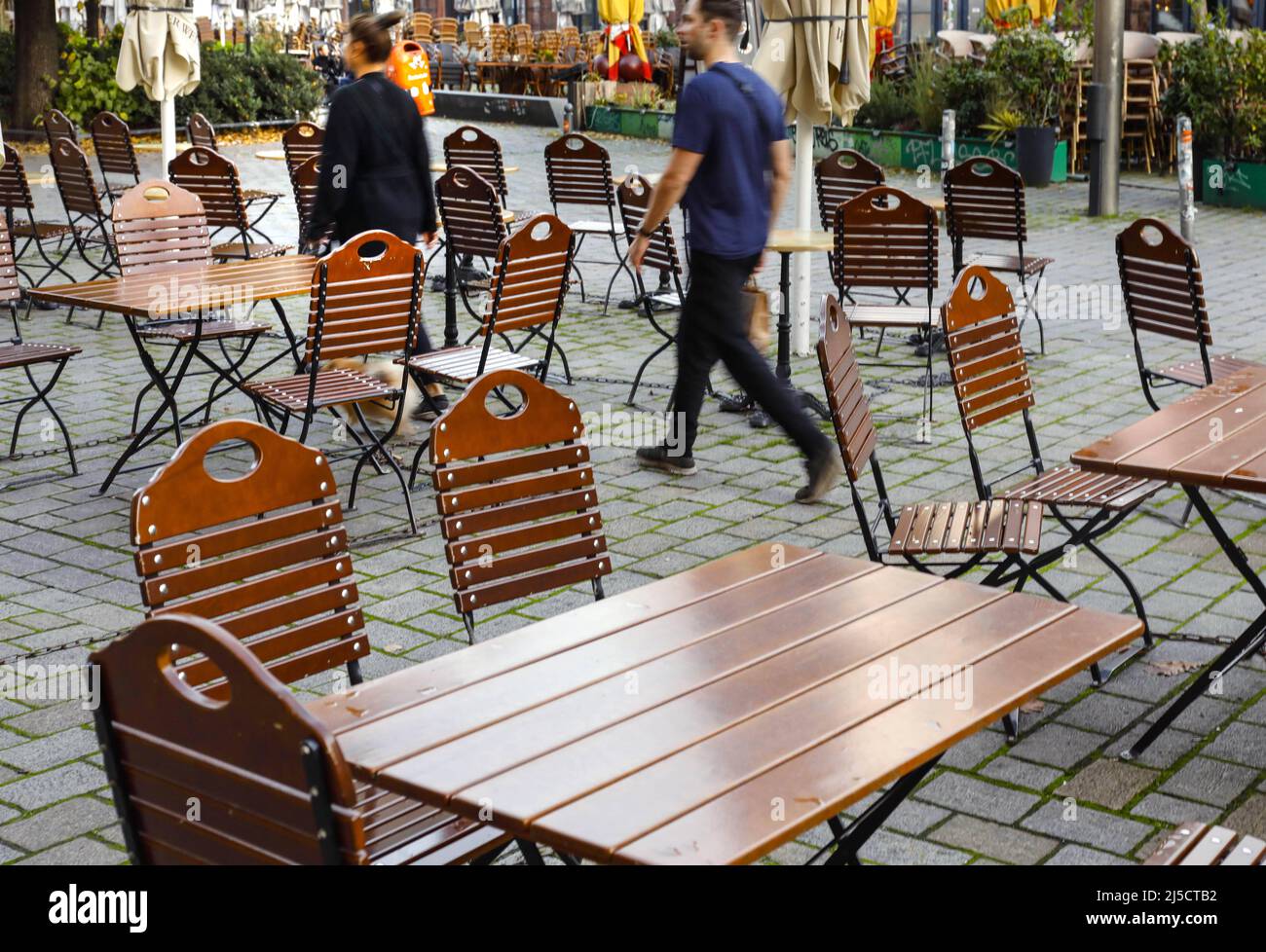 Berlin, DEU, 02.11.2020 - Closed restaurant, chairs and tables chained together. The Corona Partial Lockdown is intended to reduce the number of infections throughout Germany. Restaurants, restaurants, hotels, bars, clubs, discotheques have to close. [automated translation] Stock Photo