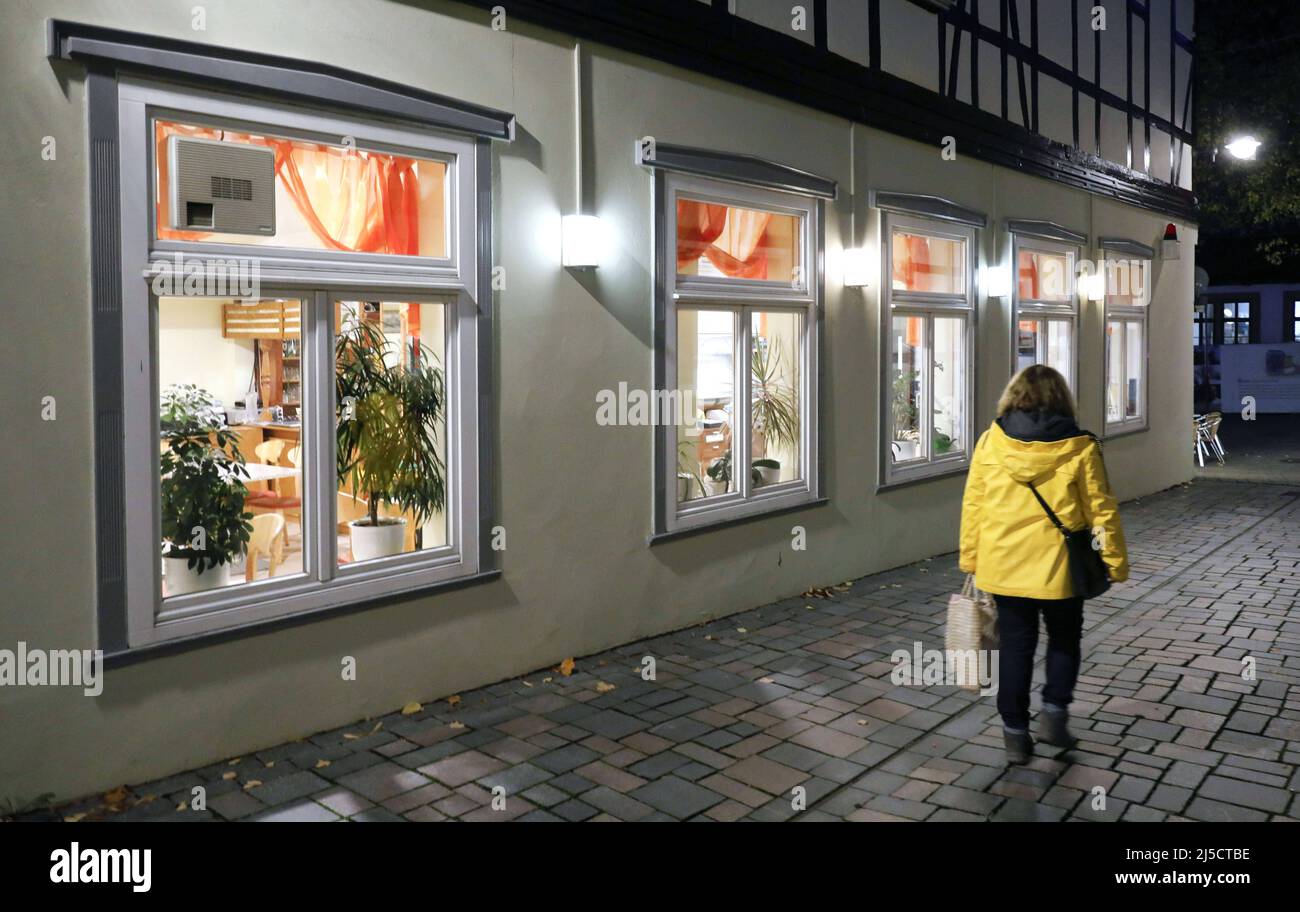 Goslar, DEU, 28.10.2020 - Empty restaurant in a shopping street in Goslar. To contain the Corona pandemic, a partial lockdown was decided. [automated translation] Stock Photo