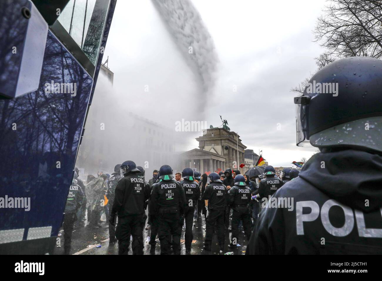 Berlin, DEU, 18.04.2020 - Water cannons in action at the Brandenburg Gate. For the second time, thousands of Corona deniers demonstrate against the restrictions in the pandemic. The police broke up the demonstration for not respecting the distance rule and not wearing mouth and nose protection. The police used water cannons. [automated translation] Stock Photo