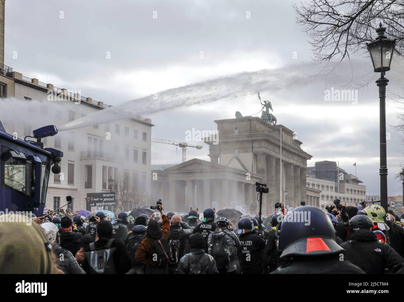 Berlin, DEU, 18.04.2020 - Water cannons in action at the Brandenburg Gate. For the second time, thousands of Corona deniers demonstrate against the restrictions in the pandemic. The police broke up the demonstration for not respecting the distance rule and not wearing mouth and nose protection. The police used water cannons. [automated translation] Stock Photo