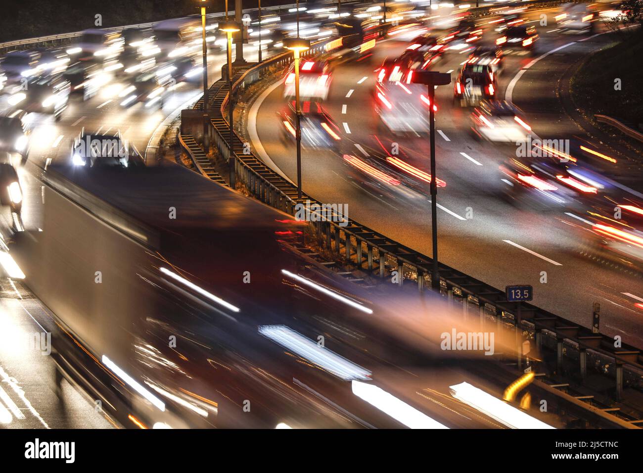Berlin, DEU, 23.11.2020 - Heavy traffic on the A100 freeway. [automated translation] Stock Photo