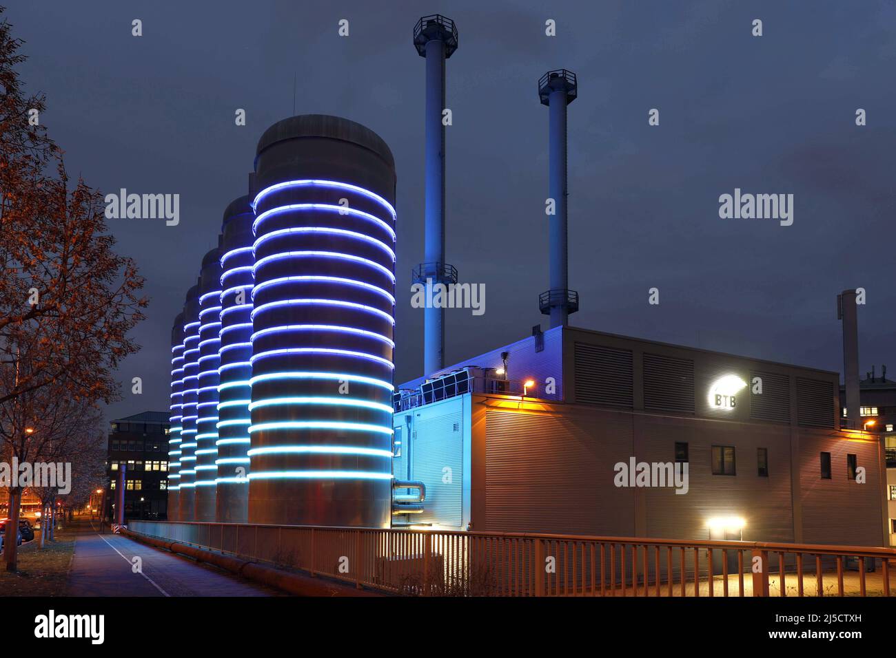 Berlin, DEU, 30.11.2020 - CHP plant of BTB Blockheizkraftwerks-Traeger- und Betreibergesellschaft mbH. The colored light hoops around the cogeneration plant show with their colors the current level of heated water inside the storage tanks. [automated translation] Stock Photo