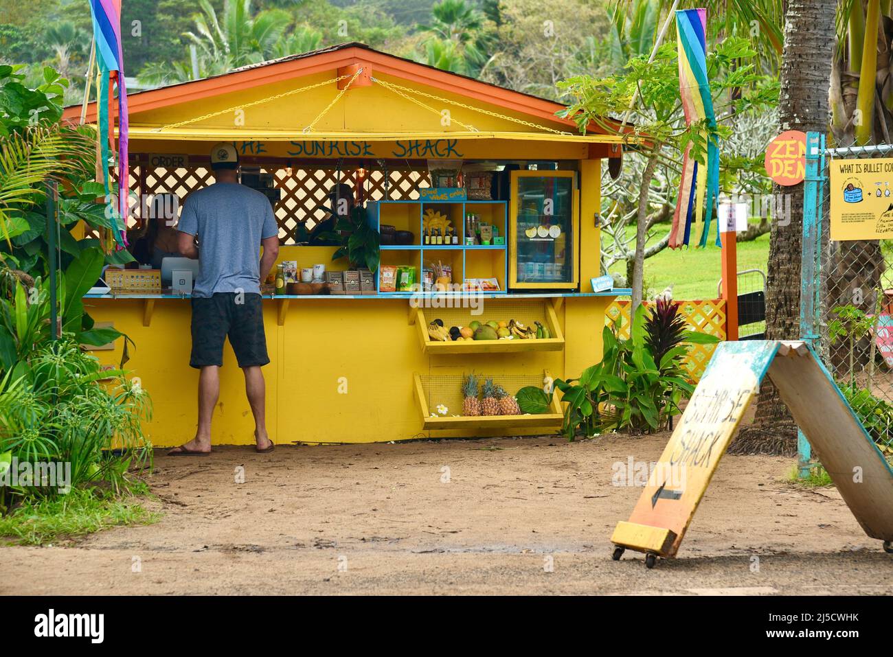 Sunrise Shack offering various foods, fresh fruits and coffee or tea takeout near Sunset Beach on North Shore on island of Oahu, Hawaii, USA Stock Photo