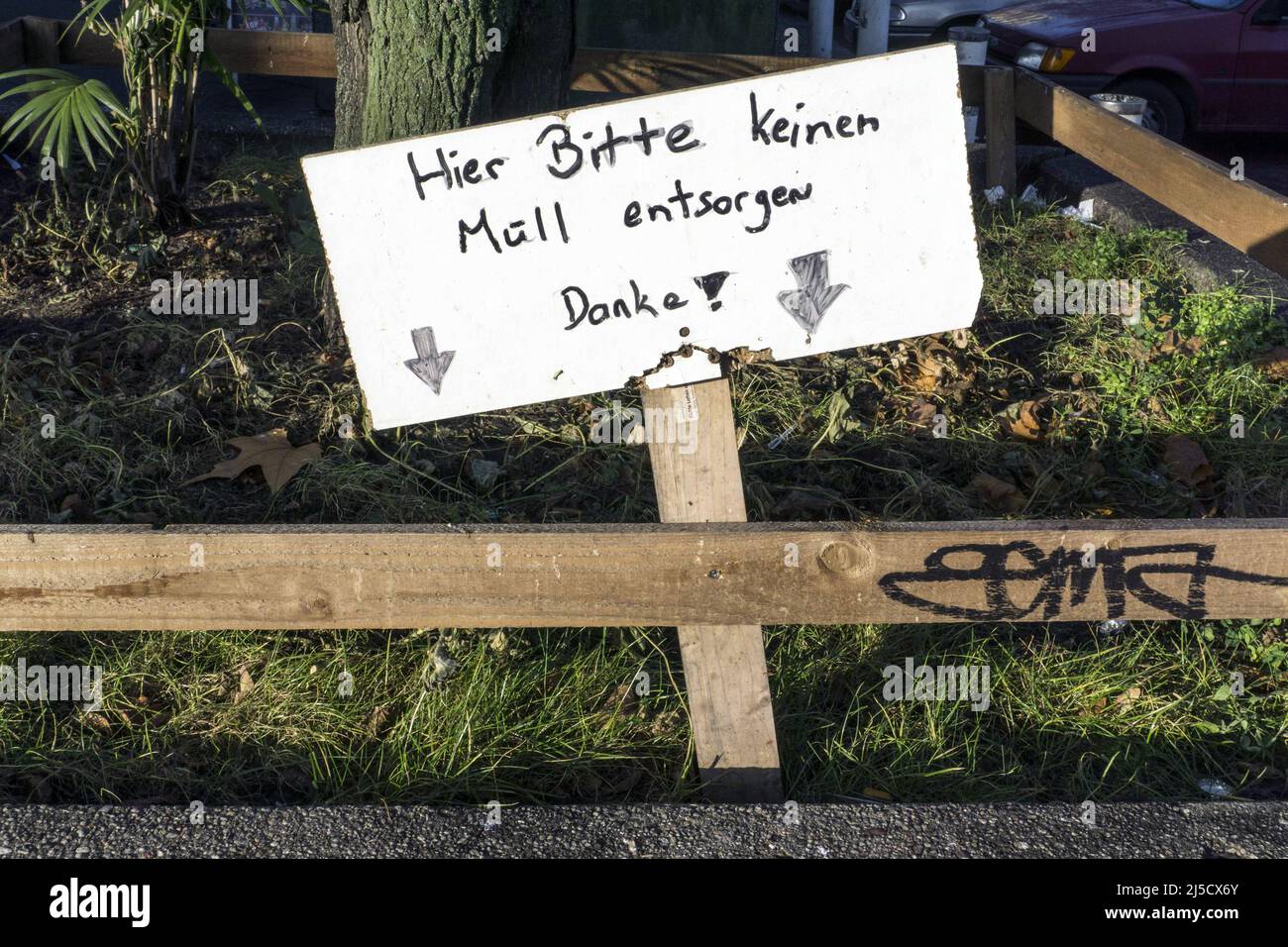 'Berlin, DEU, 21.12.2020 - From private described sign ''Please do not dispose of garbage here''. [automated translation]' Stock Photo