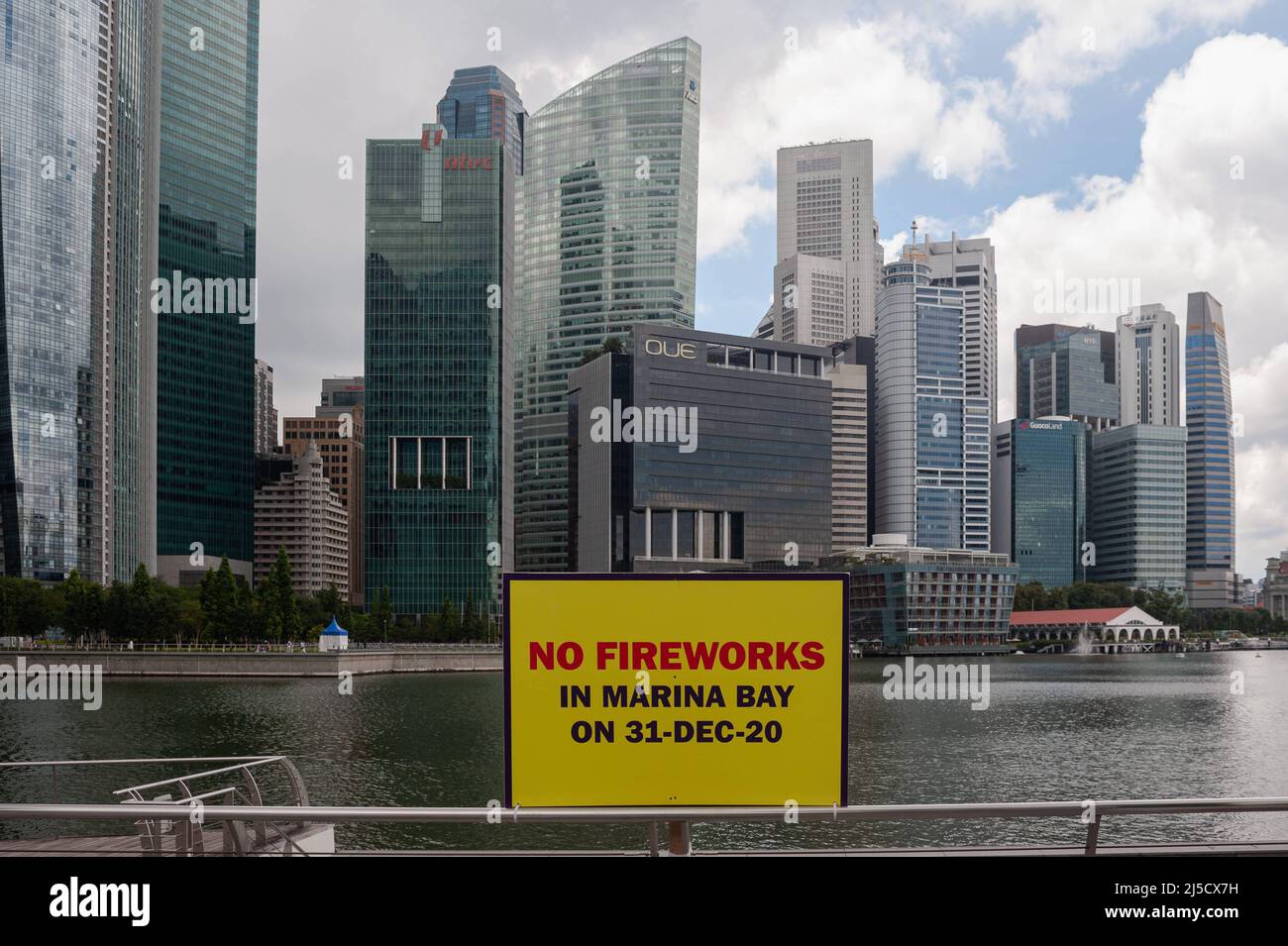 Dec. 27, 2020, Singapore, Republic of Singapore, Asia - A bright yellow sign along the waterfront in Marina Bay says there will be no New Year's Eve fireworks (No Fireworks in Marina Bay on 31-Dec-20) in Marina Bay this year. Due to the ongoing corona pandemic, this year's New Year's celebration will be held without fireworks. [automated translation] Stock Photo