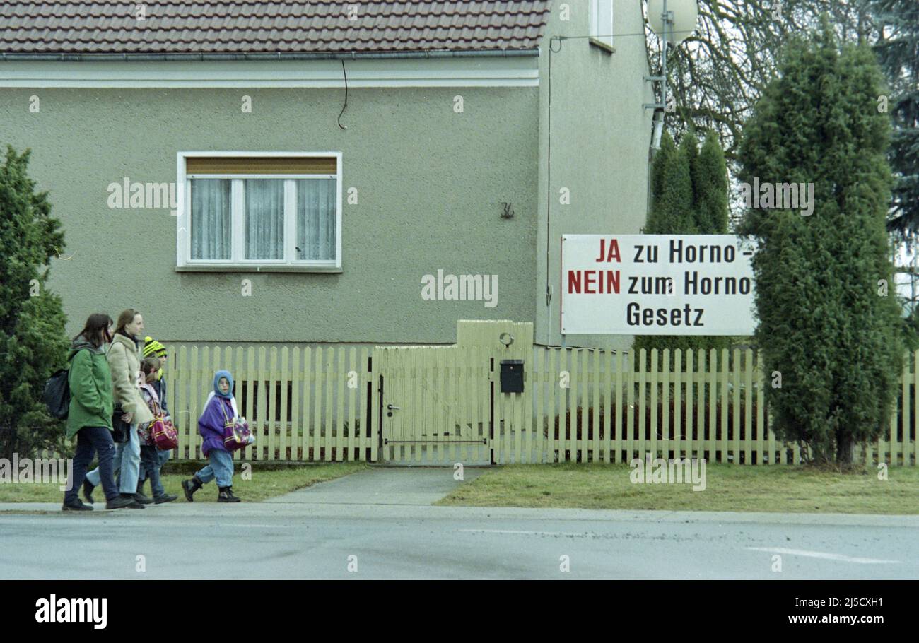 'Horno, DEU, 31.01.1997 - School children walk past a poster with the inscription '' Ja zu Horno- Nein zum Horno Gesetz'',. Horno was a village in the district of Spree-Neisse. Horno was located in the area of the Jaenschwalde open-cast lignite mine and had to make way for the open-cast mine. [automated translation]' Stock Photo
