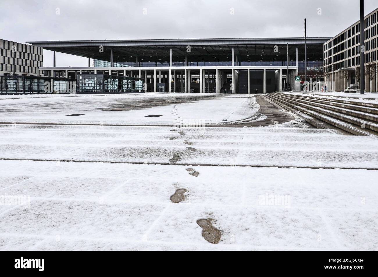 Schoenefeld, DEU, 14.01.2021 - Apart from a track in fresh snow, not much is happening at the new BER Airport. Passenger numbers remained at a low level in December. Worldwide contact restrictions limit air traffic to ten percent of the same month last year [automated translation] Stock Photo