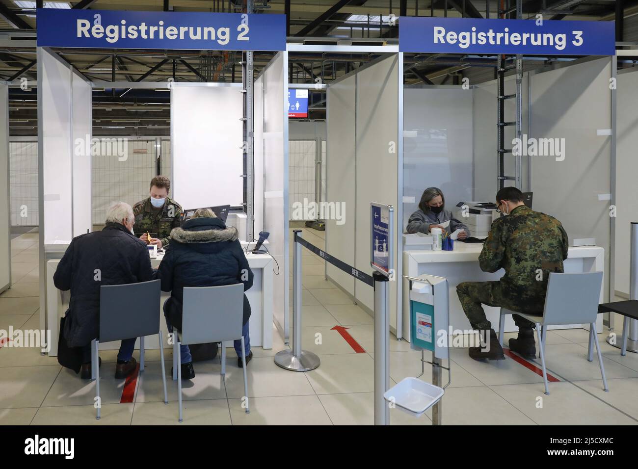 Schoenefeld, DEU, 15.01.2021 - Bundeswehr soldiers registering at the vaccination center in Terminal 5 of BER Airport. It is the third vaccination center in Brandenburg. The vaccination center is managed by Johanniter-Unfall-Hilfe. Vaccinations are carried out on site by medical personnel of the Bundeswehr. [automated translation] Stock Photo