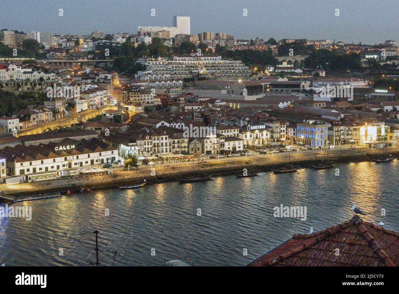 Portugal, Porto, 20.07.2020. The shore at Vila Nova de Gaia in Porto on 20.07.2020. All the Port wine cellars are located there. [automated translation] Stock Photo