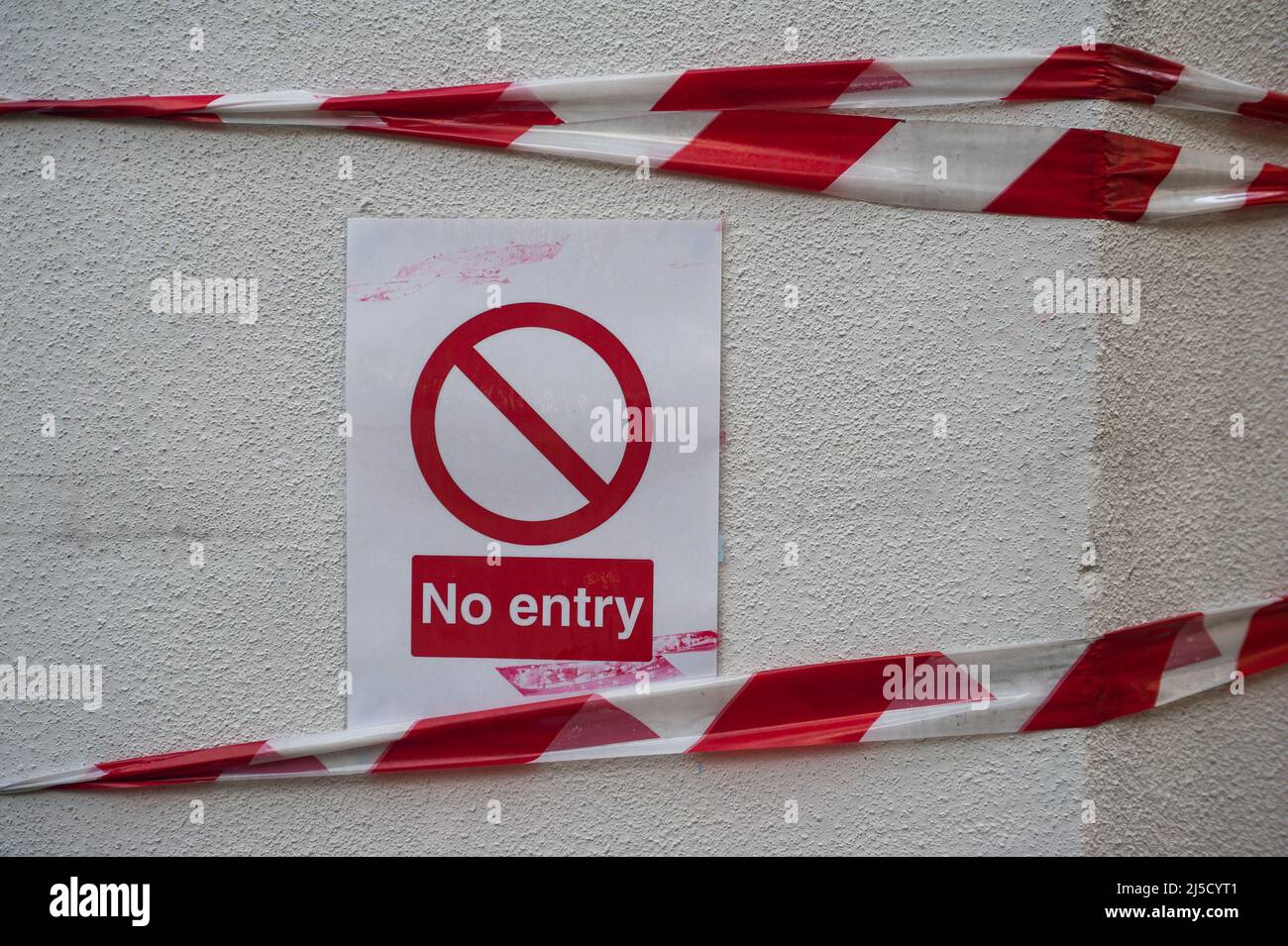 05/28/2020, Singapore, Republic of Singapore, Asia - The blocked entrance to a building with a No Entry sign and red and white barrier tape during the lockdown and partial curtailment of exits amid the Corona pandemic (Covid-19), which has been accompanied by massive restrictions on public life. [automated translation] Stock Photo