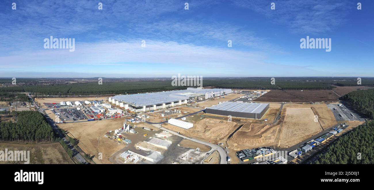 Gruenheide, DEU, 22.03.2021 - Panorama aerial view of the Tesla Gigafactory construction site in the Freienbrink district of Gruenheide. From summer 2021, 500,000 electric cars per year are to be produced here. [automated translation] Stock Photo