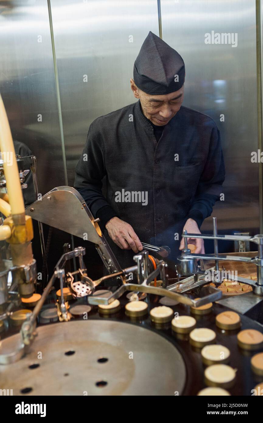 25.12.2017, Kyoto, Japan, Asia A pastry chef stands behind the shop
