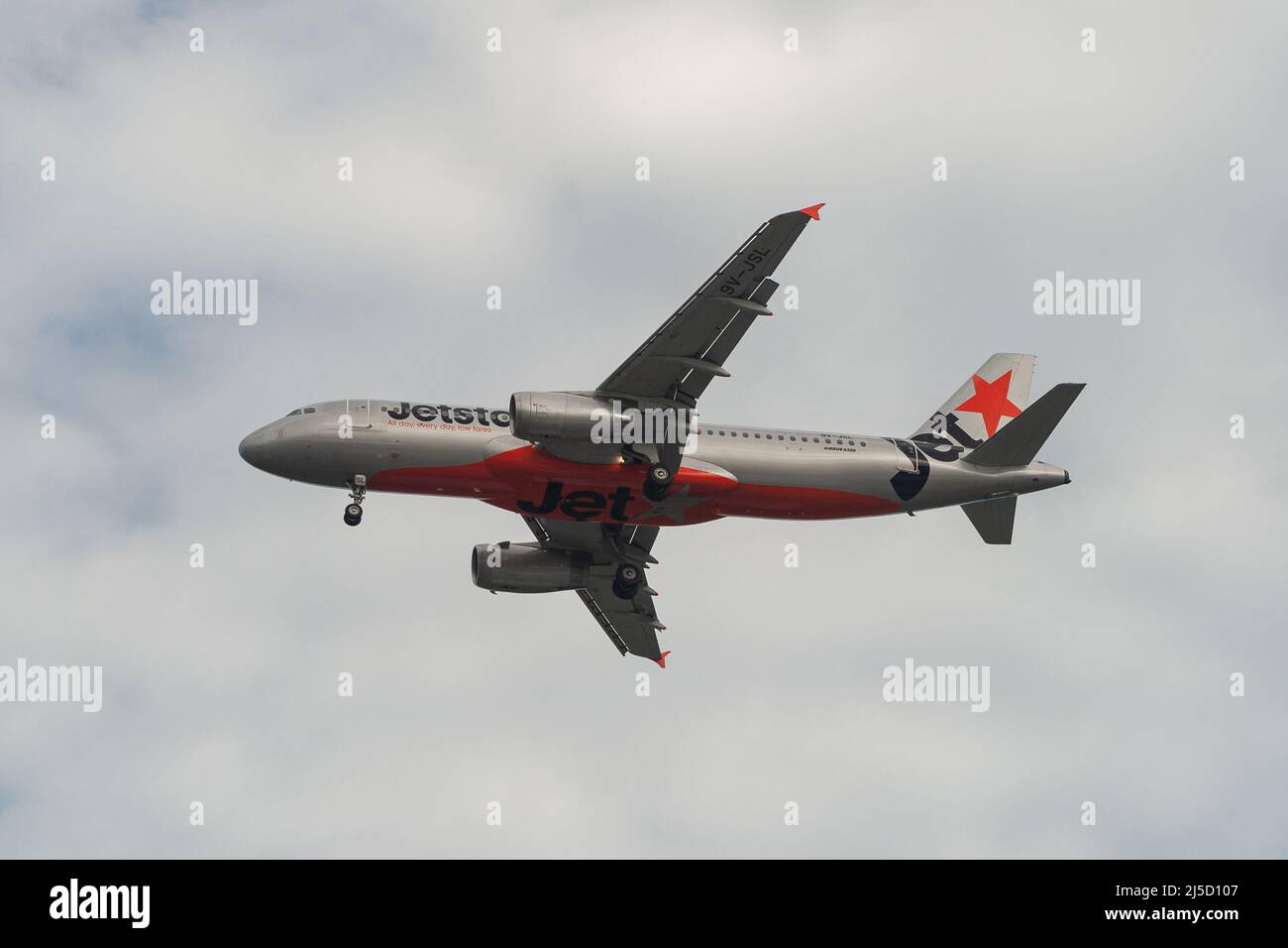 Mar. 26, 2021, Singapore, Republic of Singapore, Asia - A Jetstar Asia Airways Airbus A320-232 passenger aircraft with registration 9V-JSL on approach to Changi International Airport during the ongoing Corona crisis. Jetstar Asia Airways Pte Ltd is a low-cost airline based and headquartered in Singapore. [automated translation] Stock Photo