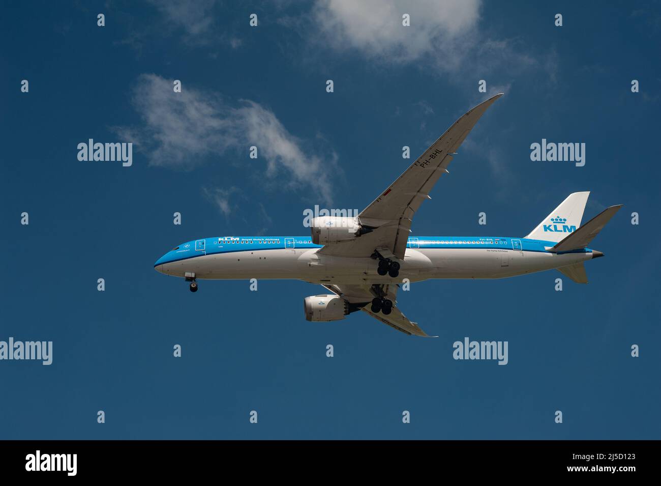 Apr. 07, 2021, Singapore, Republic of Singapore, Asia - A KLM Boeing 787-9 Dreamliner passenger aircraft, registration PH-BHL, on approach to Changi International Airport during the ongoing Corona crisis. KLM is a member of the SkyTeam airline alliance. [automated translation] Stock Photo