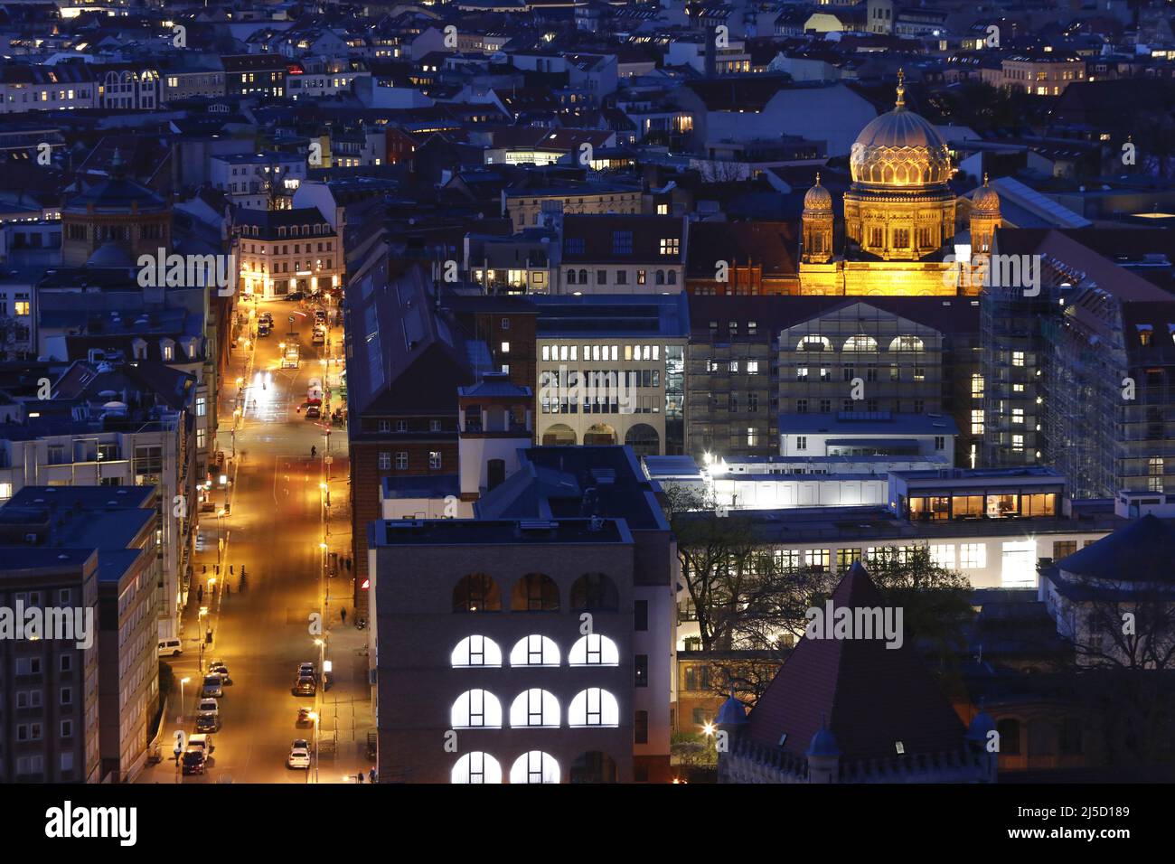 Berlin, 21.04.2021 - View of Berlin Mitte in the evening with Tucholskystrasse and the synagogue. [automated translation] Stock Photo