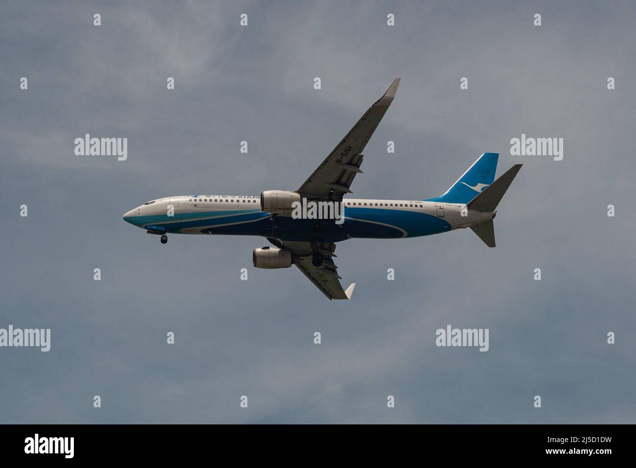 May 01, 2021, Singapore, Republic of Singapore, Asia - A Xiamen Air Boeing 737-800 passenger aircraft with registration B-5161 on approach to Changi International Airport during the ongoing Corona crisis. [automated translation] Stock Photo