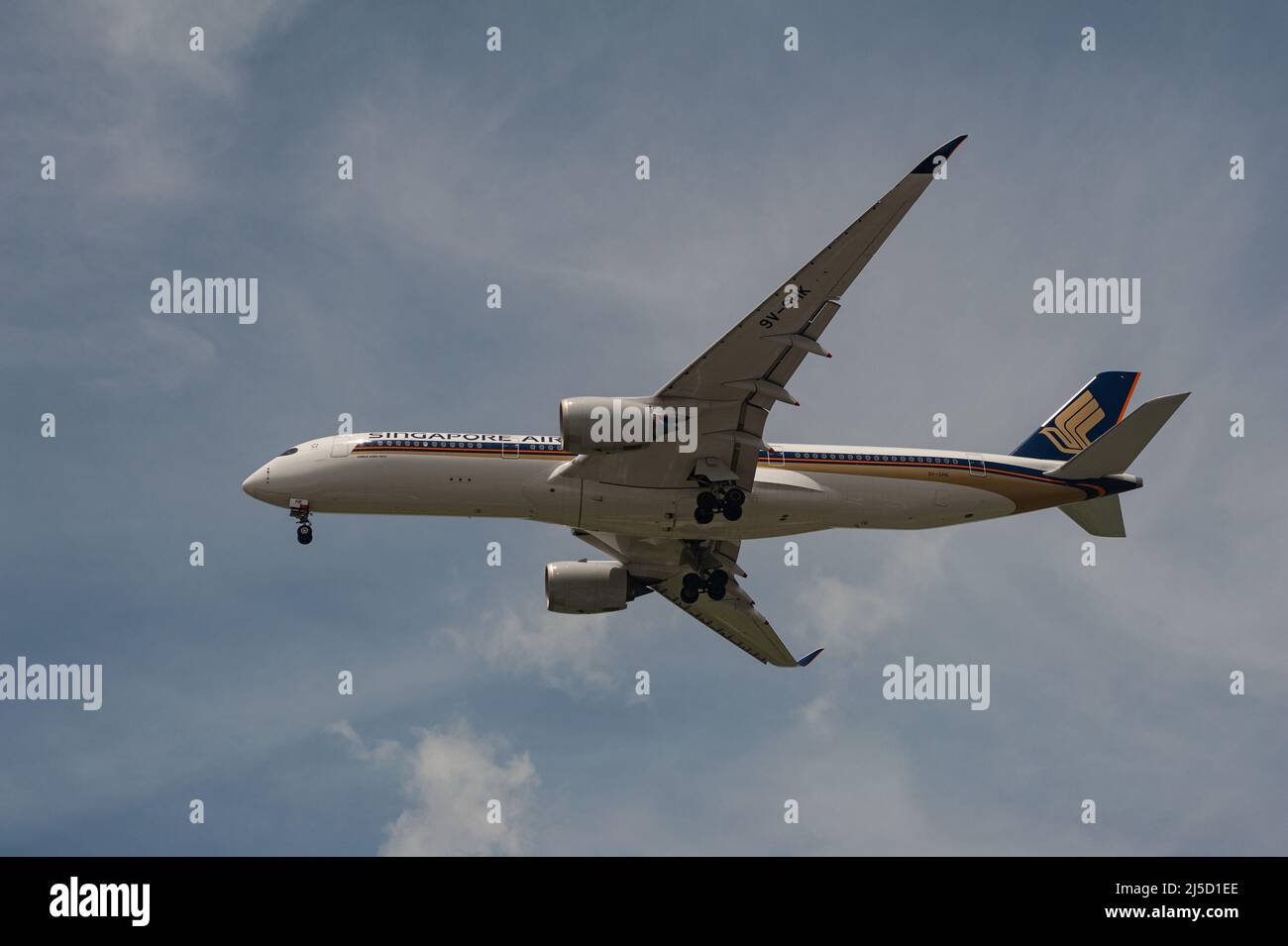 May 01, 2021, Singapore, Republic of Singapore, Asia - A Singapore Airlines Airbus A350-900 passenger aircraft with registration 9V-SHK on approach to Changi International Airport during the ongoing Corona crisis. Singapore Airlines is a member of the Star Alliance airline alliance. [automated translation] Stock Photo