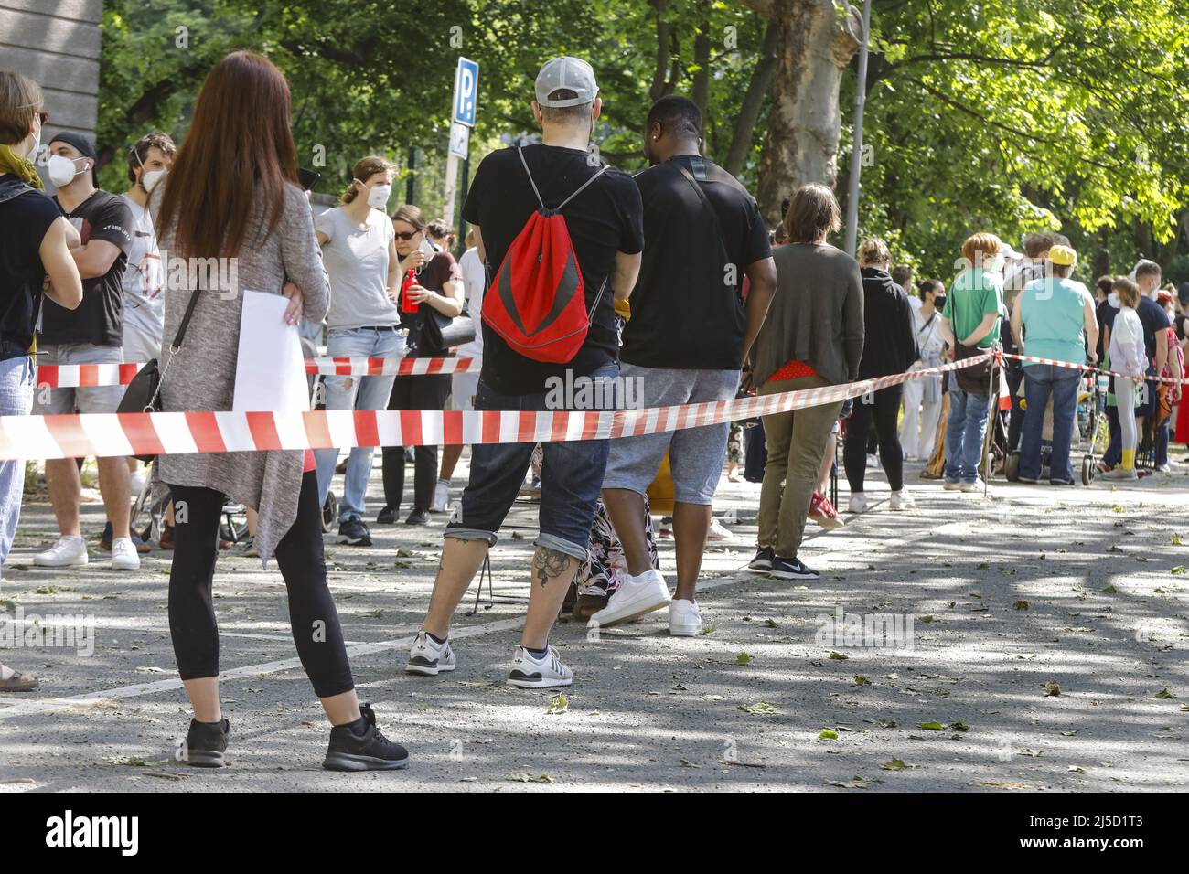 Berlin, 05.06.2021 - Vaccinated people stand in a long queue at the Prignitz School. In a focus vaccination can Kiezbewohner in the district Tempelhof Schoeneberg free of charge and without registration here. [automated translation] Stock Photo