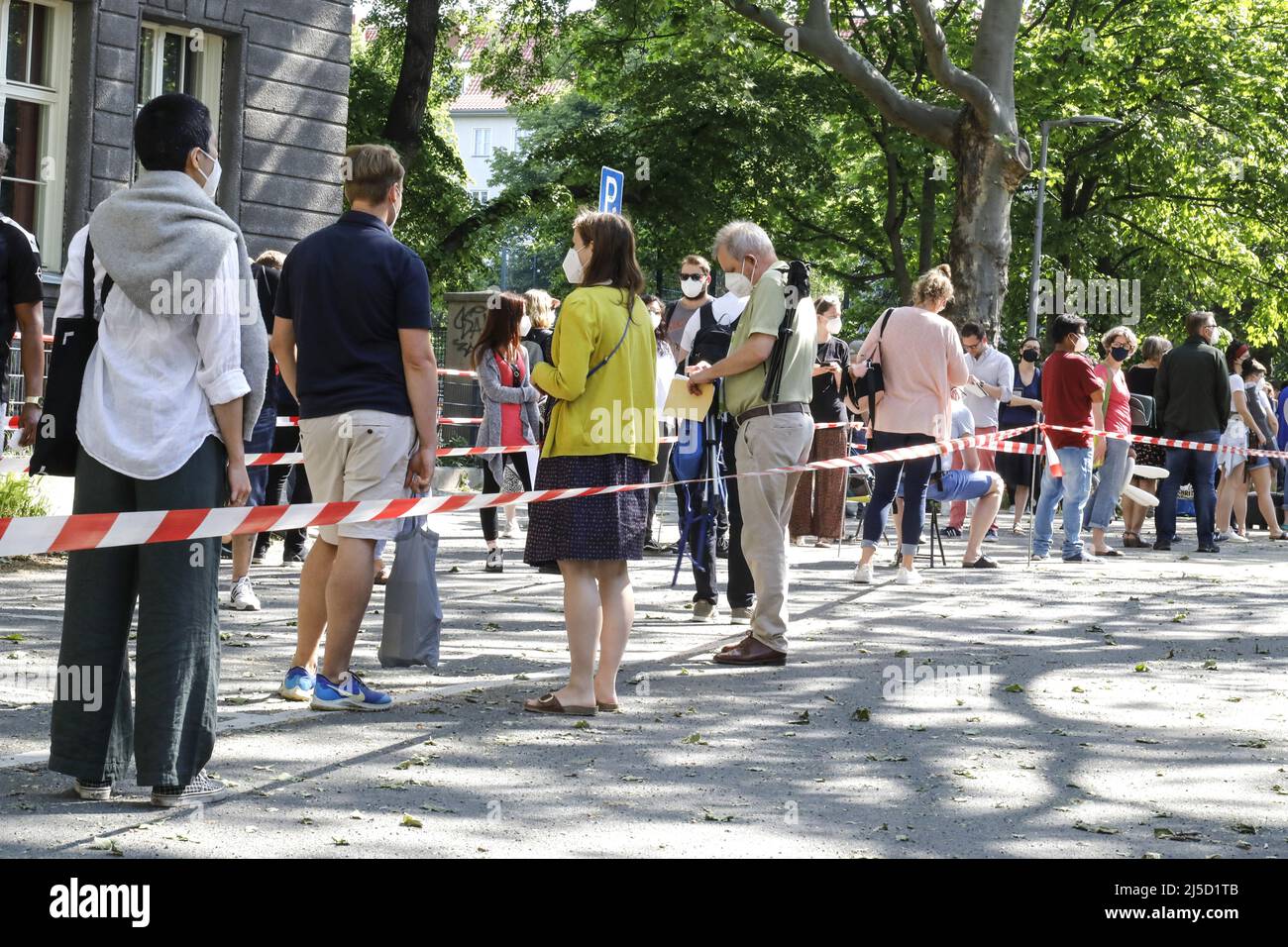 Berlin, 05.06.2021 - Vaccinated people stand in a long queue at the Prignitz School. In a focus vaccination can Kiezbewohner in the district Tempelhof Schoeneberg free of charge and without registration here. [automated translation] Stock Photo