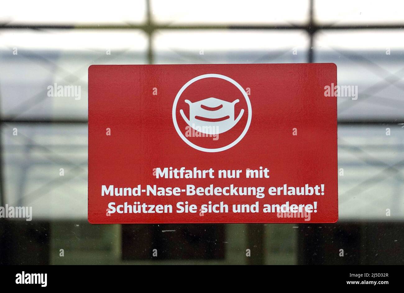 'Berlin, 21.09.2021 - ICE train with notice ''''Mitfahrt nur mit Mund-Nase-Bedeckung erlaubt ''. [automated translation]' Stock Photo