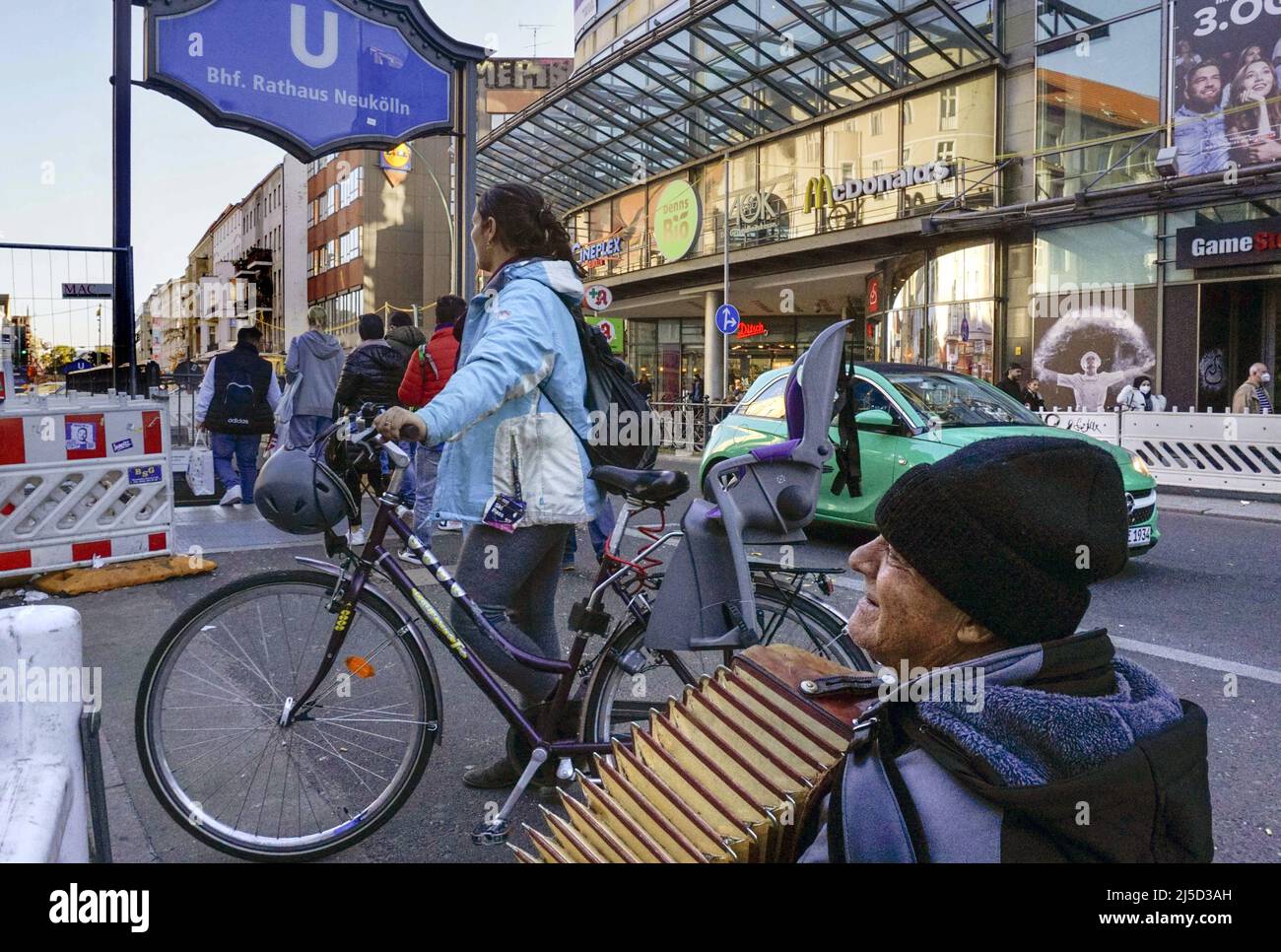 Berlin, 28.10.2021 - A street musician plays music on Karl-Marx-Strasse at the exit of the subway station Rathaus Neukoelln. [automated translation] Stock Photo