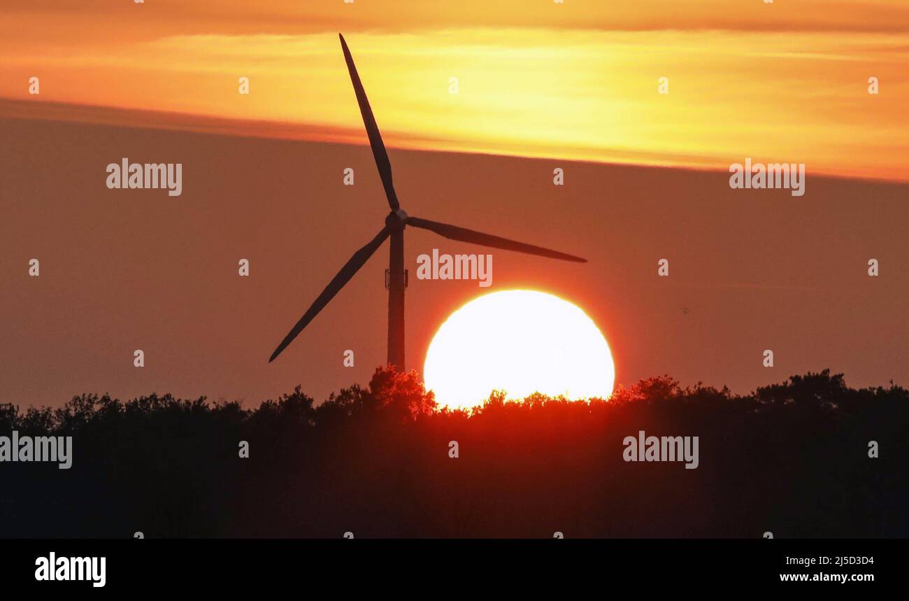 Proschim, 11.11.2021 - A windmill of a wind farm at sunset. [automated translation] Stock Photo