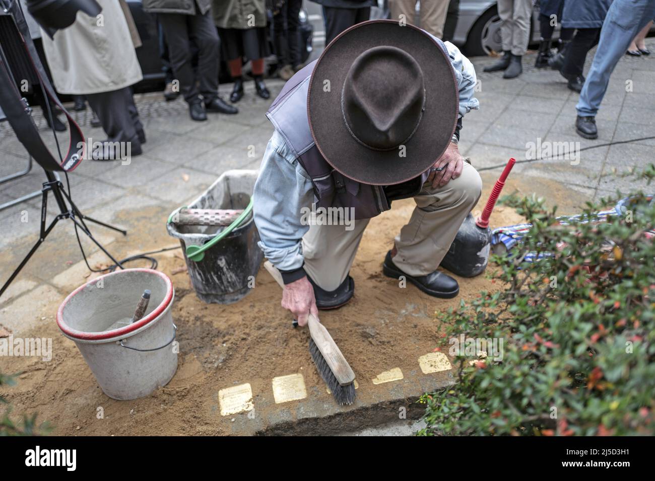 Germany, Berlin, 07.11.2021. Laying of stumbling stones for former members of the Foreign Office on 07.11.2021. Gunter Demnig, artist and initiator of the International Stumbling Stone Initiative. [automated translation] Stock Photo