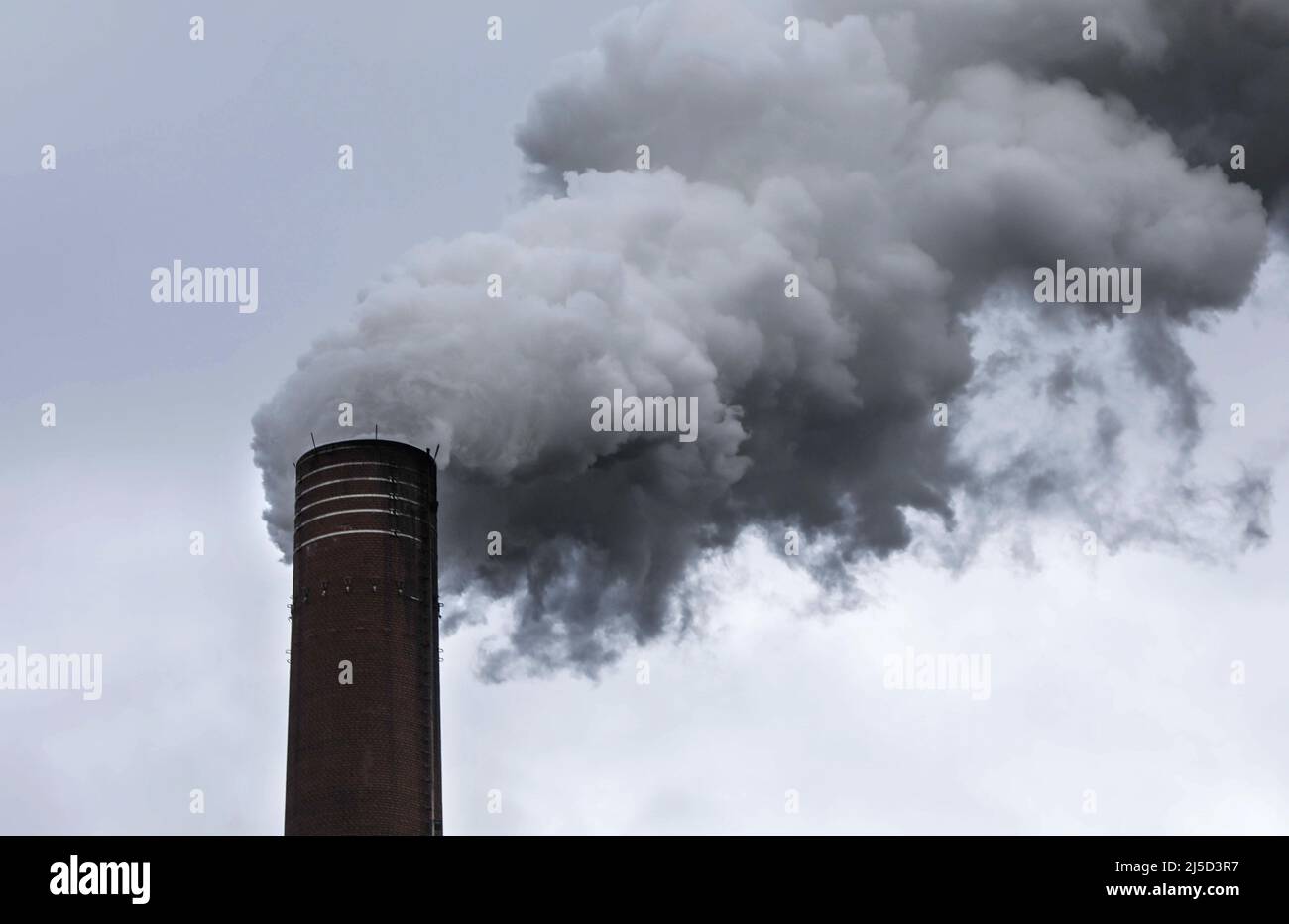 Schladen, 27.11.2021 - Smoking chimney of a factory. [automated translation] Stock Photo