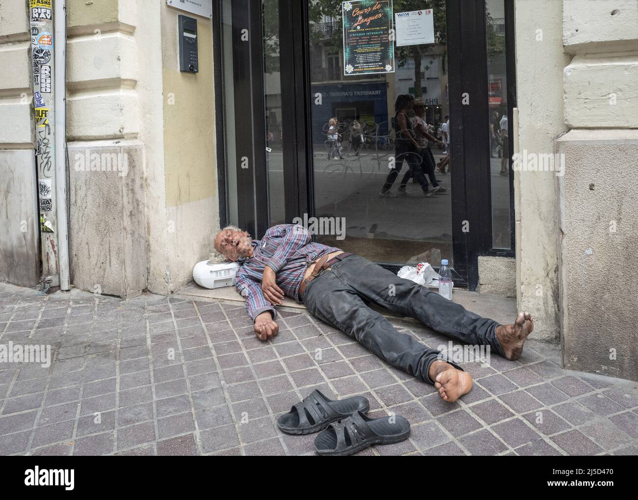 France, Marseille, 24.07.2021. Homeless man in Marseille on 24.07.2021. [automated translation] Stock Photo
