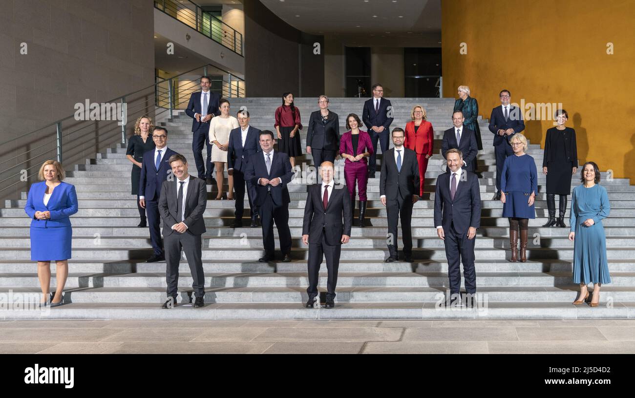 Germany, Berlin, 08.12.2021. Constituent meeting of the Federal Cabinet on 08.12.2021. Group photo. 1st row from bottom to top, from left to right: Nancy Faeser Federal Minister of the Interior, Robert Habeck, Federal Minister of Economics and Climate Protection, Olaf Scholz, Federal Chancellor, Christian Lindner, Federal Minister of Finance and Annalena Baerbock, Federal Minister at the Federal Foreign Office. 2nd row from bottom to top, from left to right: Cem Oezdemir, Federal Minister of Agriculture, Hubertus Heil, Federal Minister of Labor and Social Affairs, Marco Buschmann, Federal Stock Photo