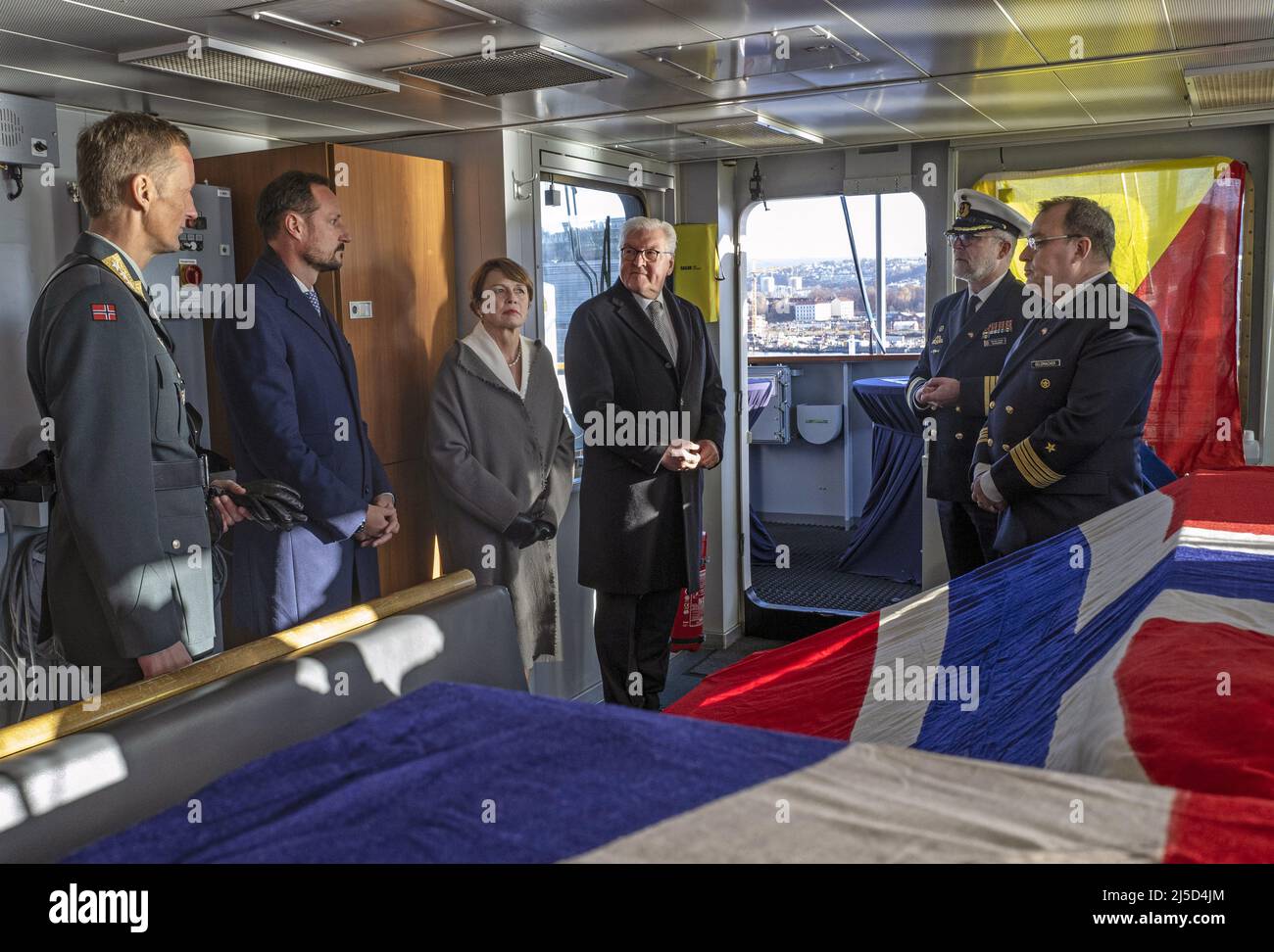 Norway, Oslo, 04.11.2021. Official visit of the German President to Norway on 04.11.2021. Visit of the German Navy's task group supply ship Berlin at the port of Oslo. Picture center from left to right: Crown Prince Haakon Magnus, Mrs. Elke Buedenbender, Frank-Walter Steinmeier, German President and Stefan Klatt, Commander of the Task Force Commander Berlin. [automated translation] Stock Photo