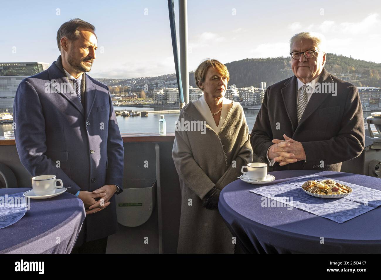 Norway, Oslo, 04.11.2021. Official visit of the German President to Norway on 04.11.2021. Visit of the German Navy's task group supply ship Berlin at the port of Oslo. From left to right: Crown Prince Haakon Magnus, Mrs. Elke Buedenbender and Frank-Walter Steinmeier, German President. [automated translation] Stock Photo