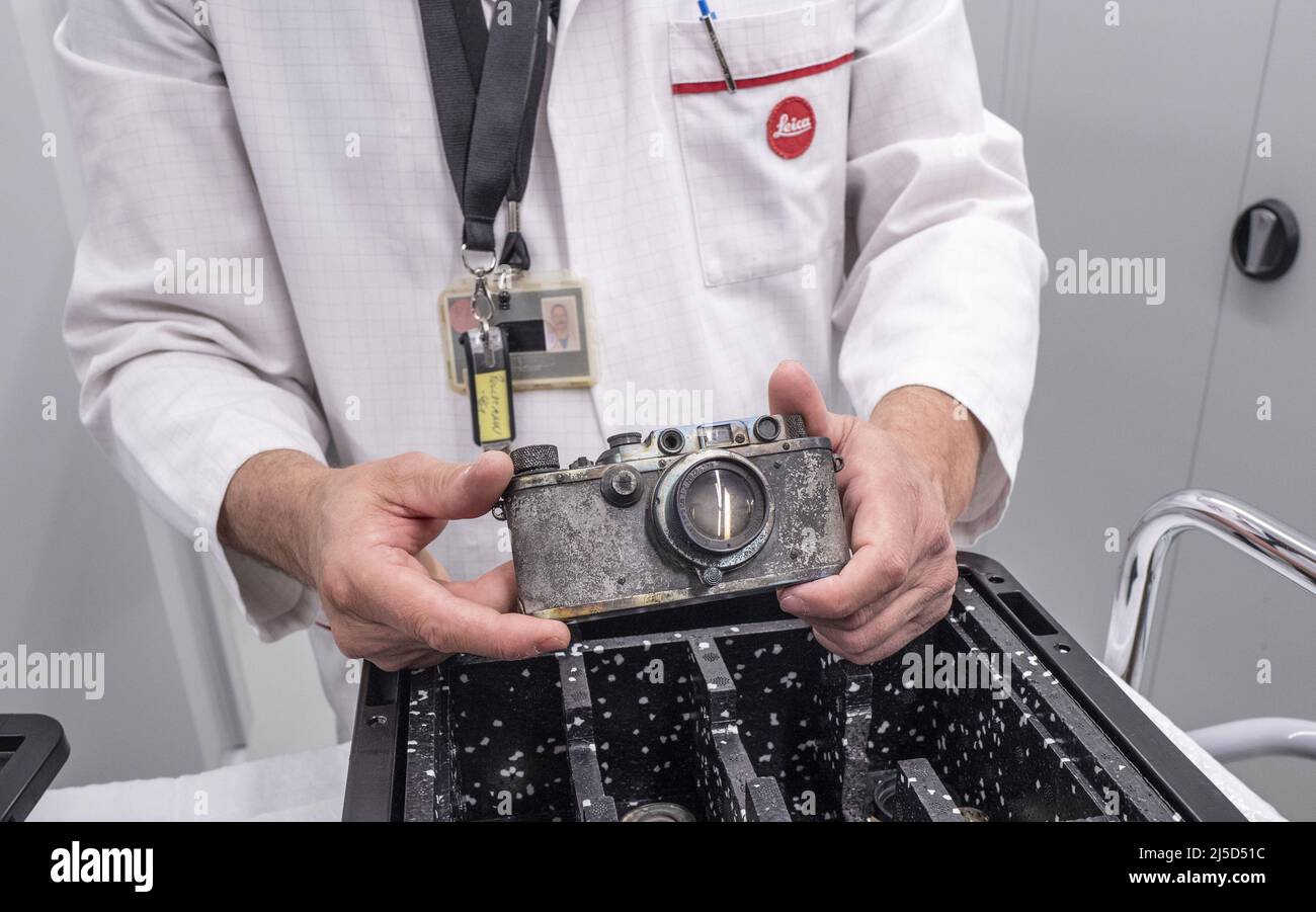 Germany Wetzlar, Aug. 02, 2021. Historic Leica IIIa camera in the Leica Archive in Wetzlar, Germany, Aug. 02, 2021. On May 6, 1937, the German Zeppelin flagship Hindenburg was about to land in Lakehurst, New Jersey, when it suddenly burst into flames and exploded, killing 36 people. Pretty much everything aboard the airship was incinerated, except for a few artifacts, including this Leica camera here. [automated translation] Stock Photo
