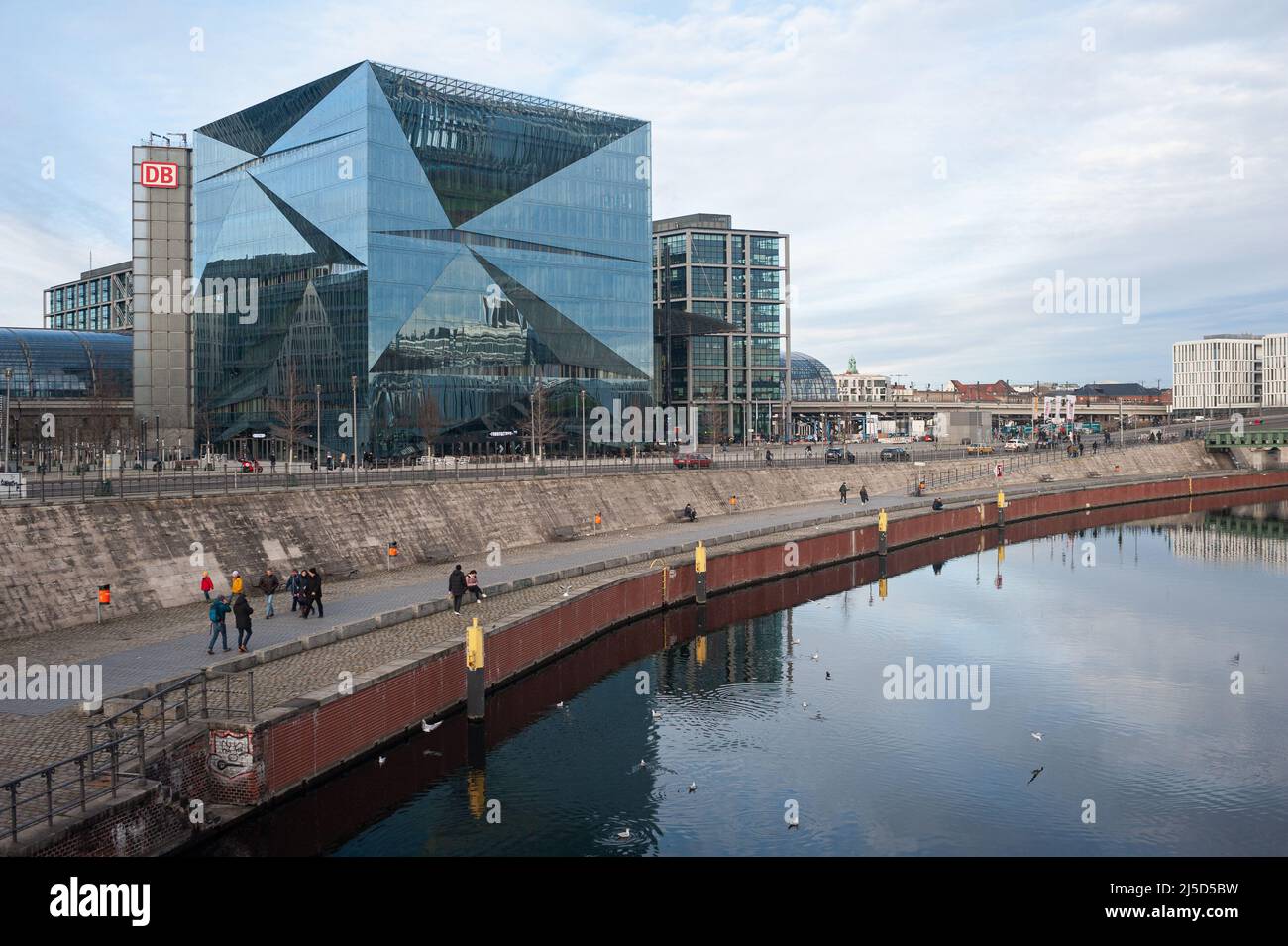 22.01.2022, Berlin, Germany, Europe - View of Berlin Central Station and the futuristic 3XN Cube Berlin building at Washingtonplatz, north of the Spree riverbank in the Mitte district. The cube-shaped office building was designed by Danish architectural firm 3XN and is part of the new Europacity. [automated translation] Stock Photo