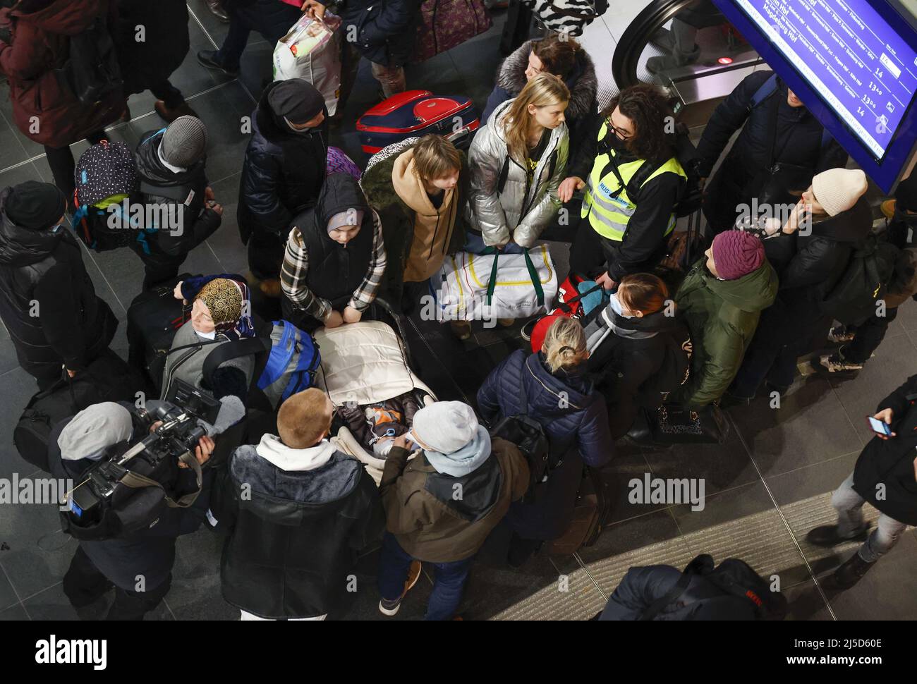 Berlin, 01.03.2022 - Refugees from Ukraine arrive at Berlin central station. The train from the Polish city of Przemysl on the Polish-Ukrainian border brought hundreds of refugees to Germany. [automated translation] Stock Photo