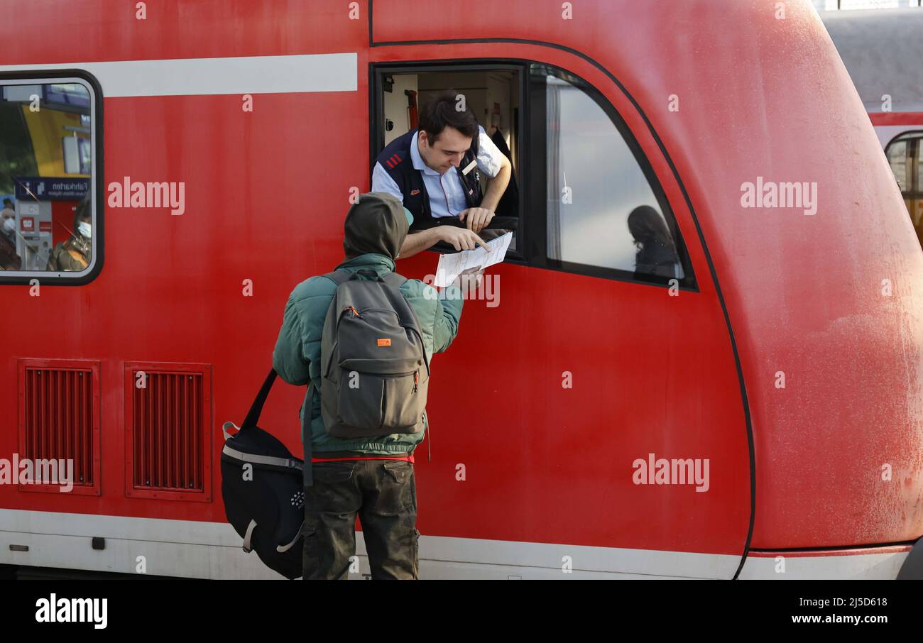 Berlin, 02.03.2022 - A refugee from Ukraine asks a train driver about his connection. Thousands of refugees from Ukraine have already arrived in Germany. [automated translation] Stock Photo