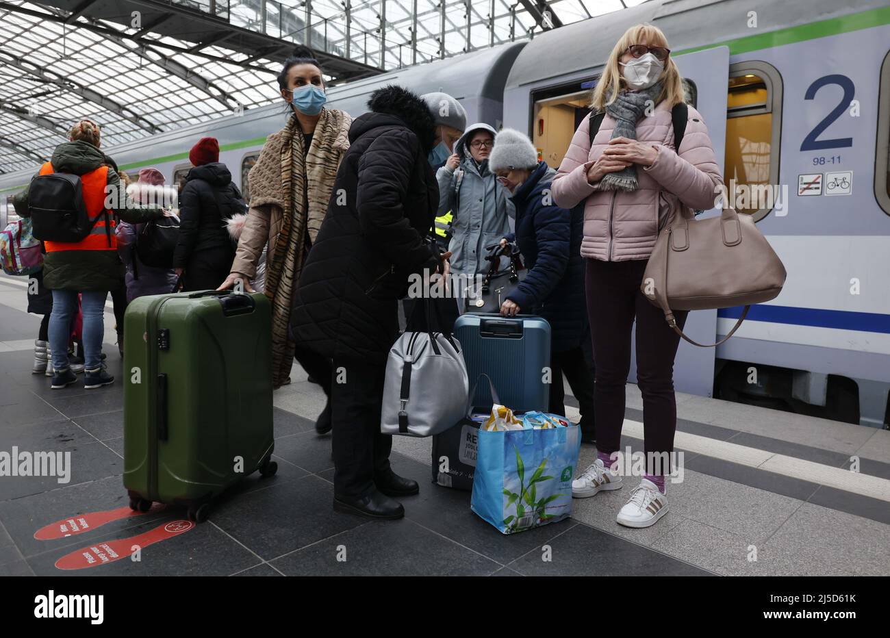 Berlin, 03.03.2022 - Refugees from Ukraine arrive at Berlin Central Station on a train from Poland. Thousands of refugees from Ukraine have already arrived in Germany. [automated translation] Stock Photo