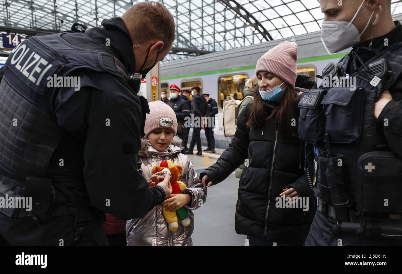 Berlin, 03.03.2022 - Police officers distribute chocolate eggs to the children of families who have fled Ukraine. Thousands of refugees from Ukraine have already arrived in Germany. [automated translation] Stock Photo